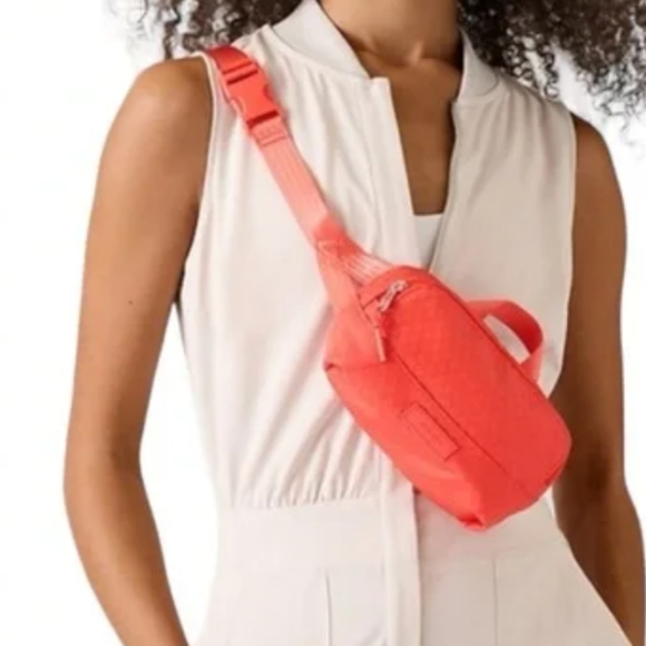 Athleta Excursion Crossbody Belt Bag NWOT - Picture 3 of 4